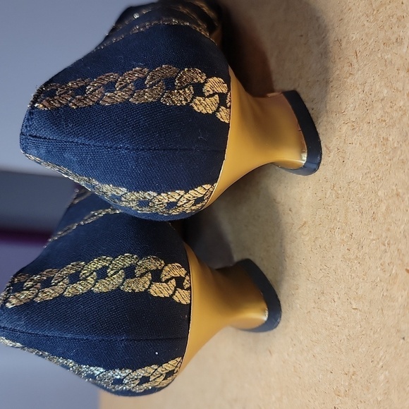 Vintage Italian Made Bruno Magli Pumps - Picture 4 of 10